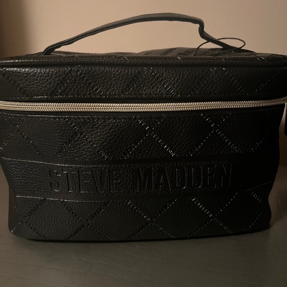 Steve Madden Makeup Bag - Picture 1 of 3